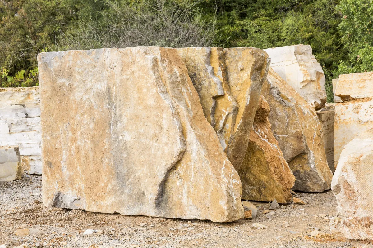 Blocs de pierre calcaire en carrière